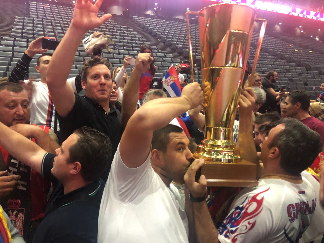 НА ТРИБИНАМА ПРЕПУНОГ БЕРСИЈА СЛАВЕ ЗЛАТО ОДБОЈКАША: Тооо! Узели смо титулу! Србијааааа! (ВИДЕО)